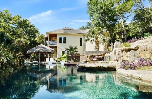 Luxury home, pool, media room, 4 bedrooms, private, wrap around porch, OD Kitch