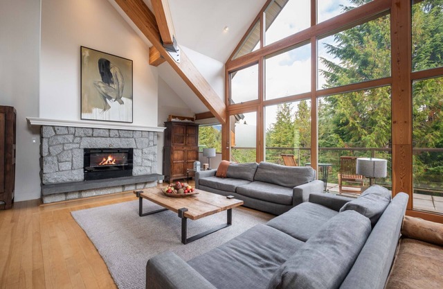 Luxury Home | Private hot tub | Pets | BBQ | AC