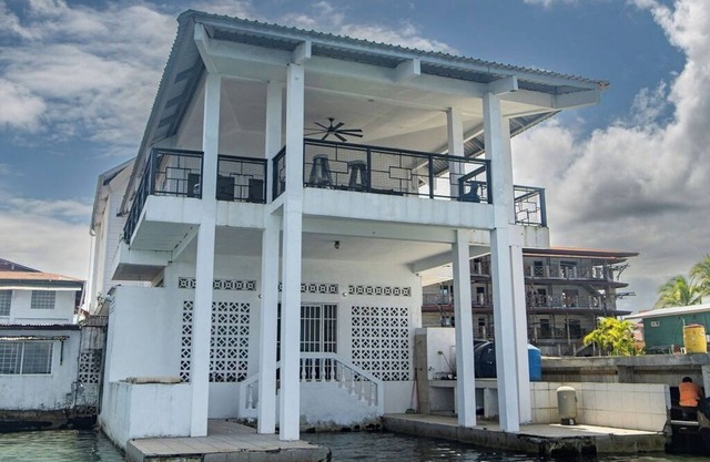 Luxury house 5 Bedrooms + 4.5 Bathrooms/ocean front in Isla Colon Bocas del Toro🏖️🌊