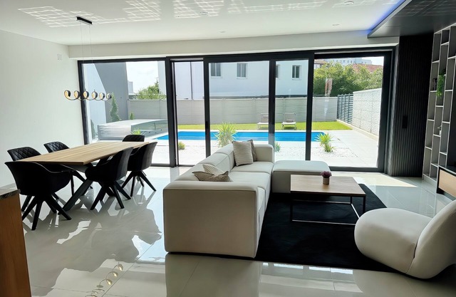 Luxury house with pool & garden - perfect for families & friends