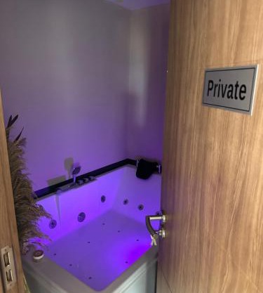 Luxury Jacuzzi Apartment City View Free Parking