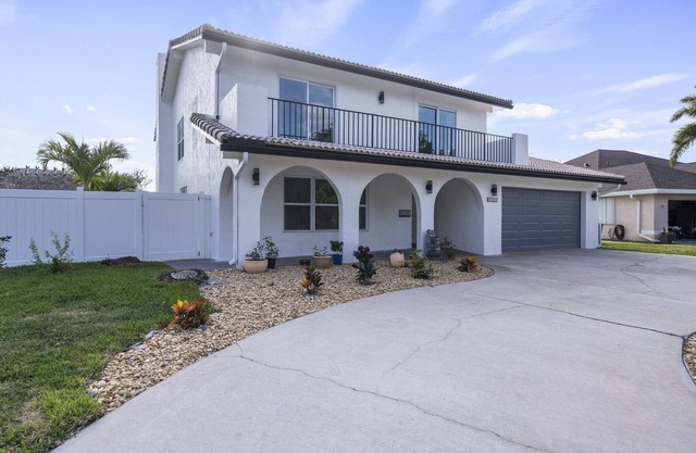 LUXURY Lake house-5 BD, 5 BA, Pool, Hot-Tub, Grill, Mini Golf and Tiki Hut