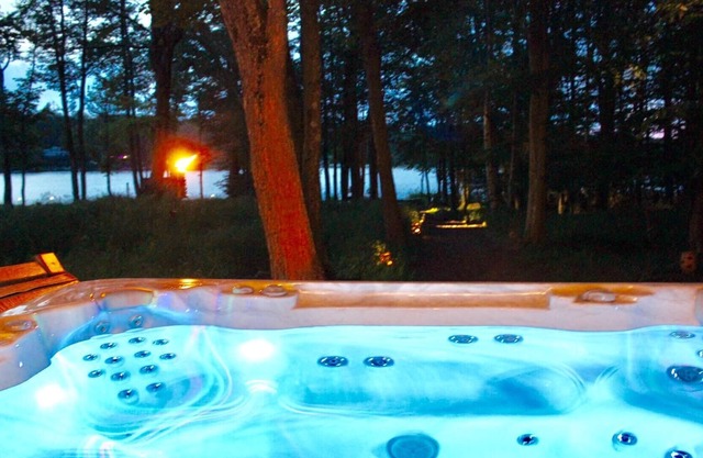 Luxury Lakefront Ski Chalet w/ year-round Hot Tub near Camelback