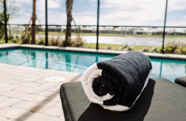 Luxury Lakeview Naples Villa- gated community w/private, heated saltwater pool