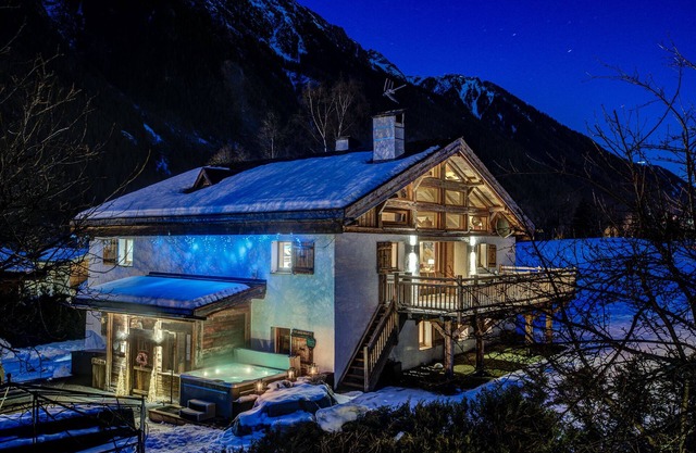 luxury large 16 to 24 man spa-chalet
