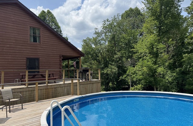 Luxury Lodge Log Cabin Swimming Pool & Hot Tub neat Hocking Hills and Athens Oh