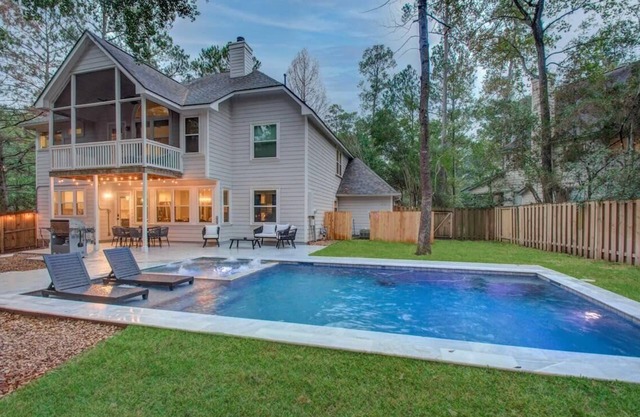 Luxury Mansion Dream Home - 4 Bed, Pool, Grill