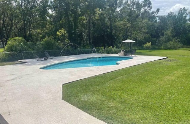 Luxury Mansion w/Putting Green and Lavish Pool