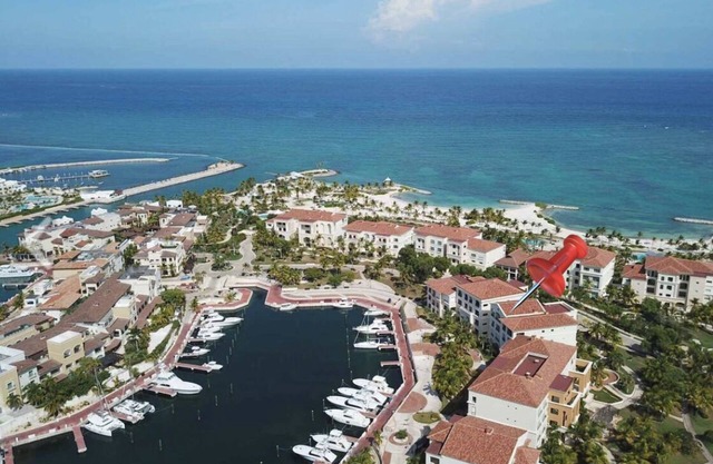 Luxury Marina & Beach 2 bedroom Apartment! 3 min easy WALK to the beach & pool!