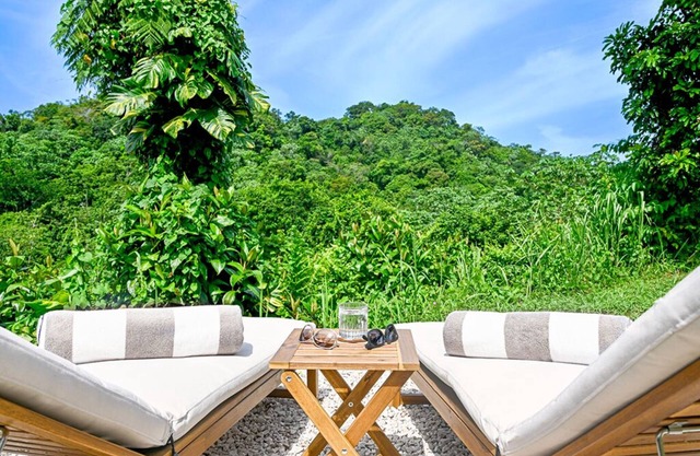 Luxury Meets Nature - Secluded Retreat, Jacuzzi, Tropical Garden, Mountain Views