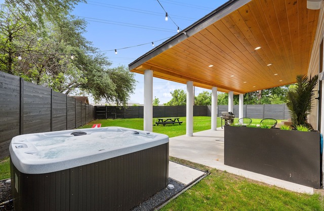 Luxury Modern 5BR w/Hot Tub, Huge Patio & Yard. Mins from Downtown Austin!