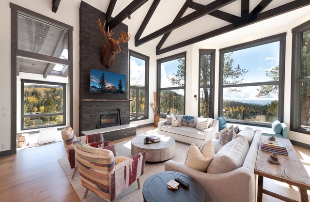 Luxury Modern Mountain Home w/Amazing Lake & Mountain Views. 2 Miles to Purg