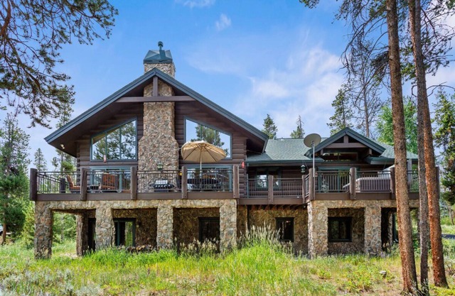 Luxury Mountain Cabin: Hot Tub, Mtn Views, Game Room - Sleeps 10
