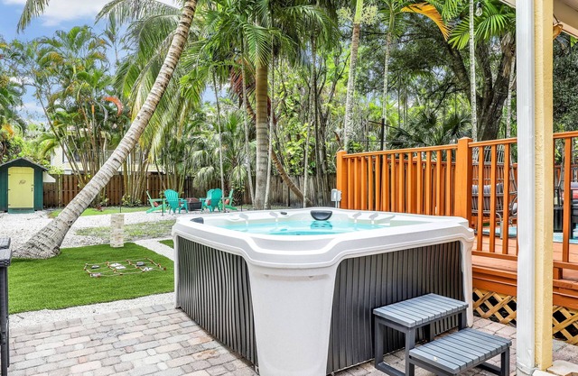 Luxury Naples Getaway: Mini Golf, Hot Tub, Fire Pit