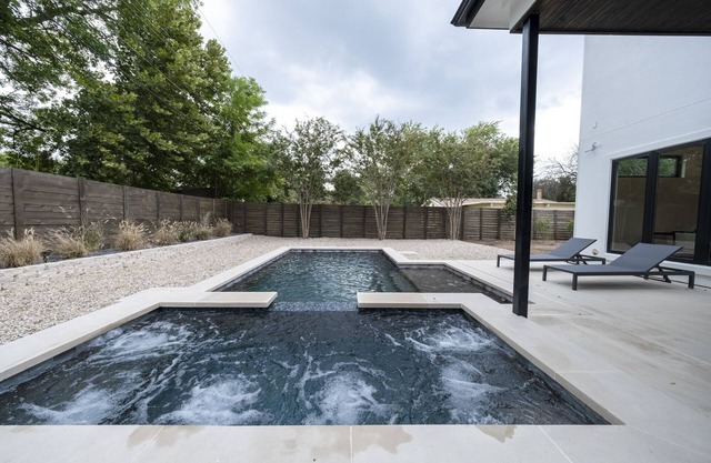Luxury New Build, Private Pool and Spa, Sleeps 10 all King, 4 min to Dt