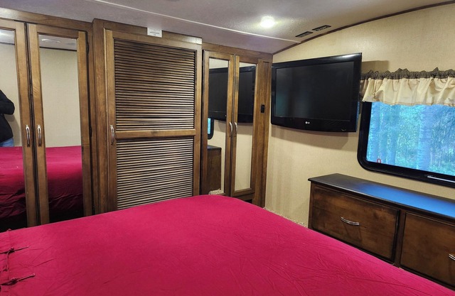 Luxury Offgrid RV with AC in Lac Ste Anne County