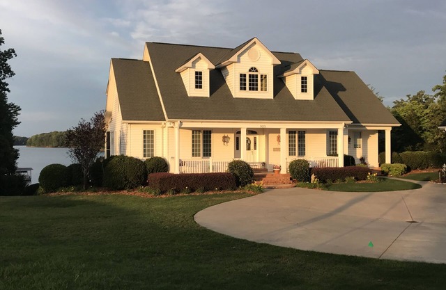 Luxury on Lake Keowee - Clemson Football & Summer 2026 Now Open