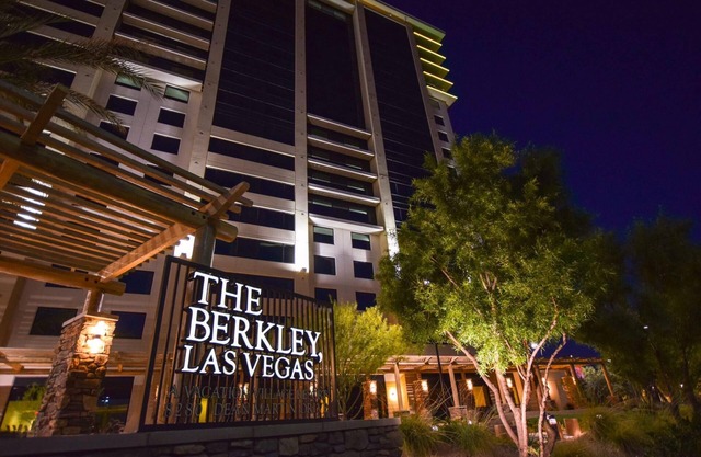 Luxury one bedroom with full kitchen + amenities .