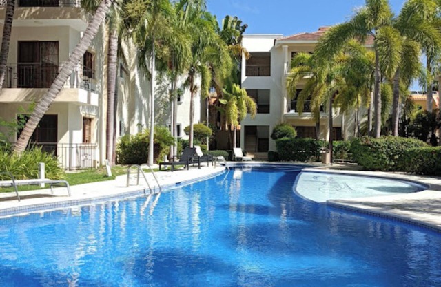 Luxury Penthouse, short walk to beach and restaurants, pool, high speed wifi