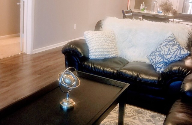 Luxury Pet Friendly Crashpad💥near Maxwell and Downtown, Queen beds