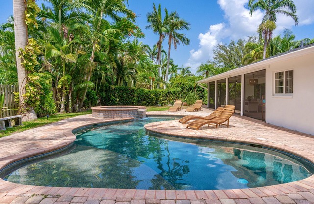 Luxury Pool & Spa Home near Beachs and Downtown. Enjoy fruit trees on property.