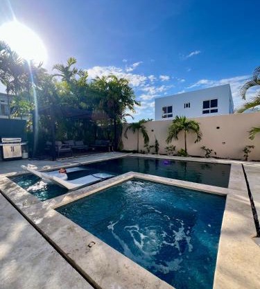 Luxury Private Villa At Metro Pool Jacuzzi Wifi Sleeps 10