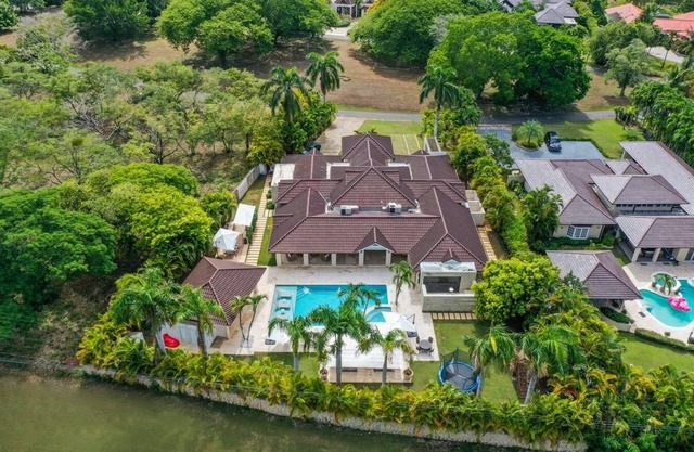 Luxury Private Villa, beach at walking distance. Cook/maid & butler