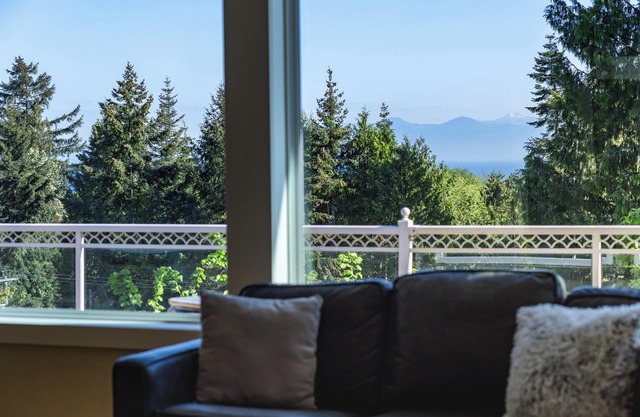 Luxury Rainbow House, Private with Pool Table, and Oceanview