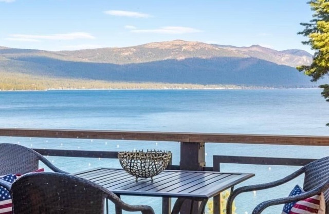 Luxury Re-modeled Lake Front, Stunning Views - Private beaches, piers, hiking