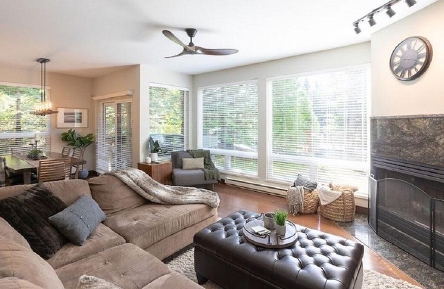 Luxury Renovated 2BR/2BA Townhouse in the Prestigious Benchlands