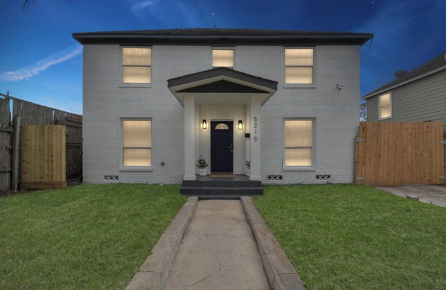 Luxury Retreat close to all major locations-Sleeps 20-Pergola-Private Parking
