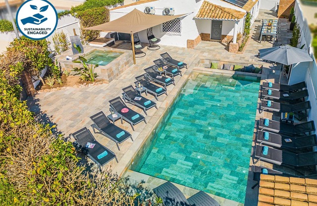 Luxury retreat w/heatable pool & jacuzzi