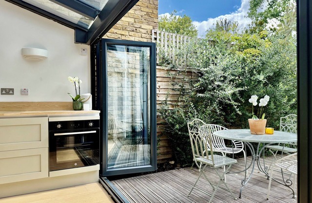 Luxury Richmond Apartment 4Bd/3Bth m w Garden/Parking (child/pet friendly!)