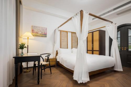 Luxury Riverside House with Garden in Central Suzhou