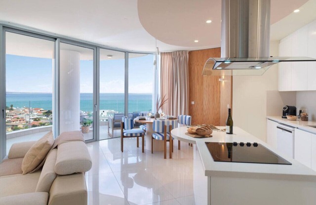 Luxury Sea View Apartment with Rooftop Pool near Mackenzie Beach