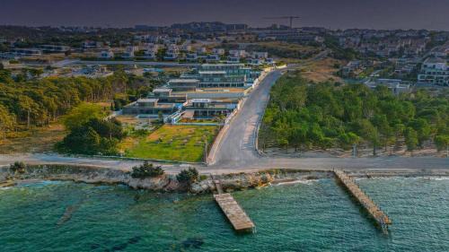 Luxury Seafront Duplex Villa With Pool1