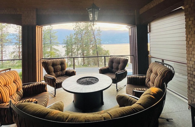 Luxury semi-watefront beach house in the heart of the Okanagan next to Kelowna