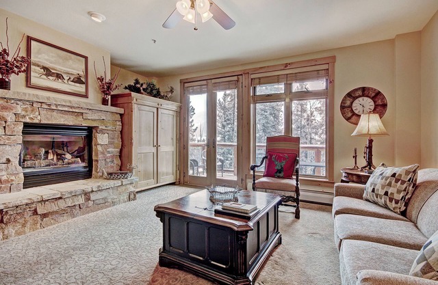 Luxury Ski in Ski out Condo/Pool and Hot Tub Access/Private BBQ