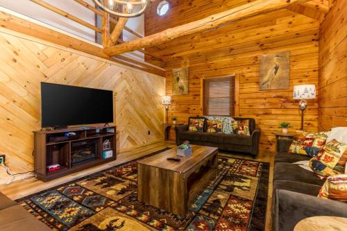 Luxury Spacious Cabin Hot Tub, Theater, 5 Acres in Hocking Hills