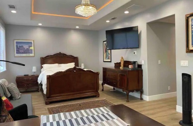 Luxury Spacious Studio in Woodside Plaza