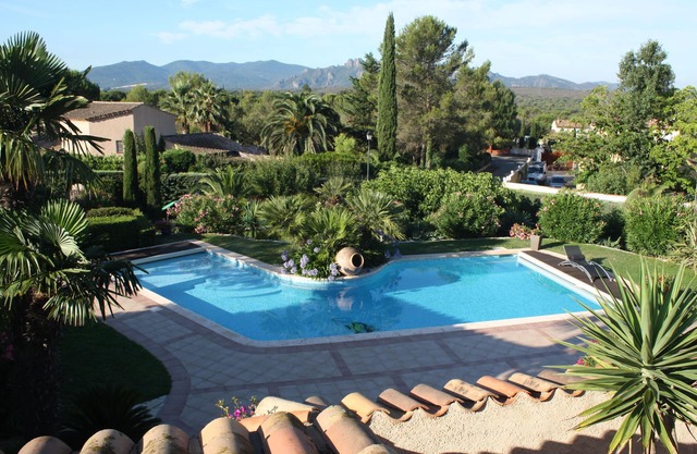 Luxury studio in villa with heated pool, air-conditioning, sleeps 2