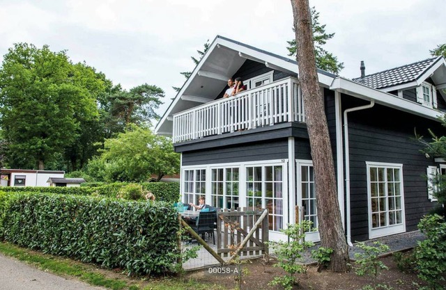 Luxury stand-alone vacation villa for 10 persons located in the forests of Gelderland.