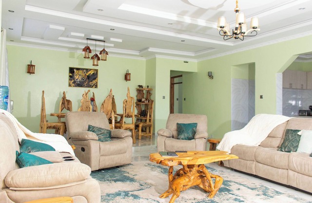 Luxury stay in Nanyuki. Family-friendly villa near Olpajeta. Mount Kenya views