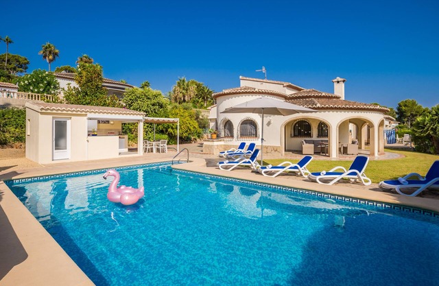 Luxury stay: villa with pool, jacuzzi, sauna, sea view and WiFi