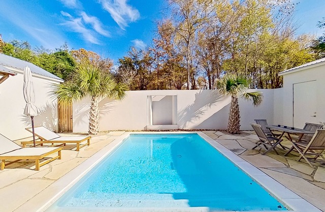 Luxury stunner with private pool, cabana, chef's kitchen, & AC - dog-friendly