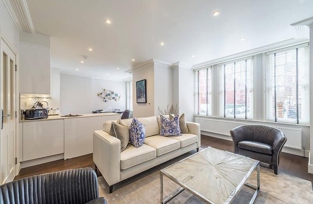 Luxury Three Bedroom, Three En-Suite Apartment in Hammersmith - Flat 123 (Ground