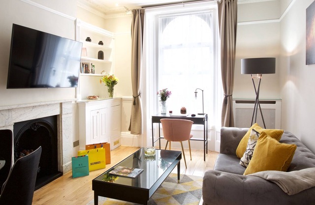 Luxury two bedroom apartment minutes from Victoria Station!