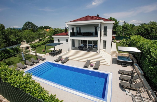 Luxury two villa complex, large groups up to 25 people, nature, entertainment