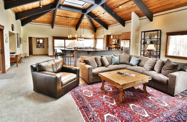 Luxury Unit. Garage, Elevator. Near Dining, Shops. Easy Drive to Slopes