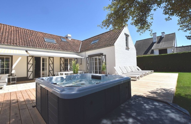 Luxury Villa in Sint-Idesbald with Jacuzzi